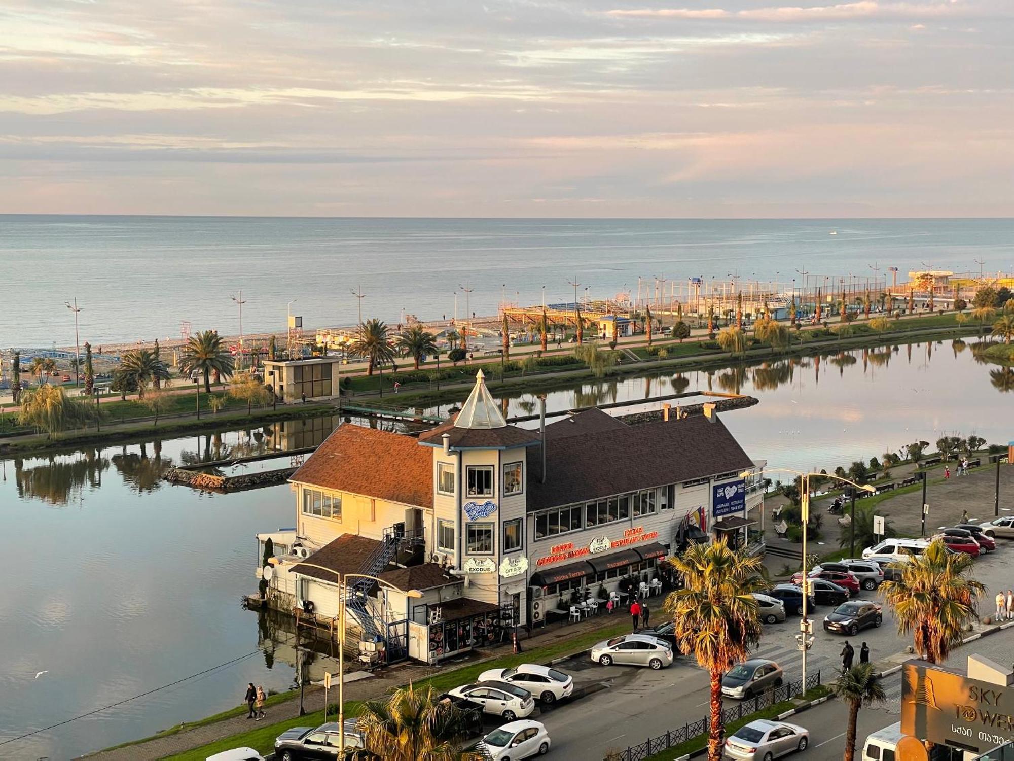 Suites Orbi City Aparthotel Batumi Bagian luar foto