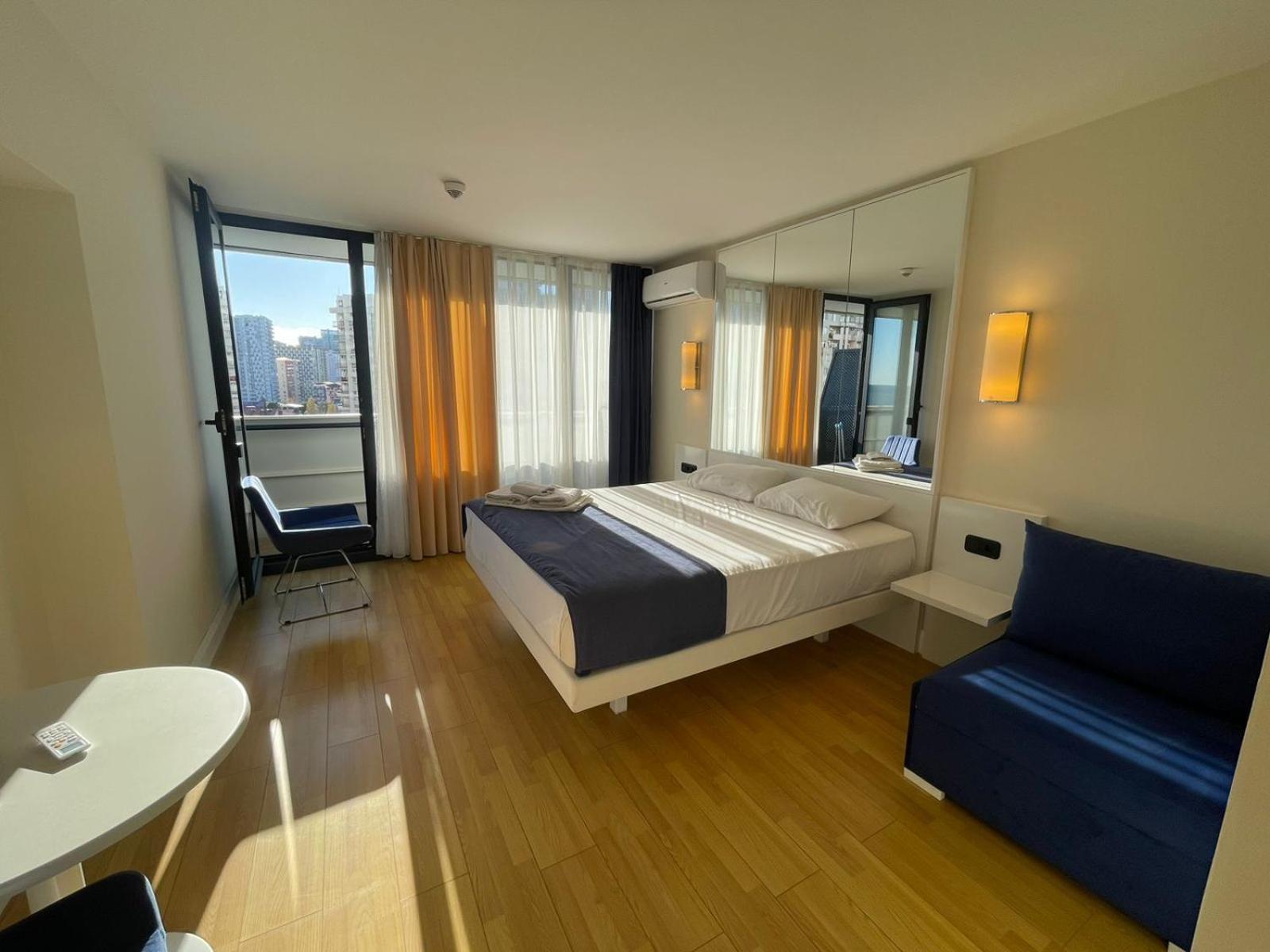 Suites Orbi City Aparthotel Batumi Bagian luar foto