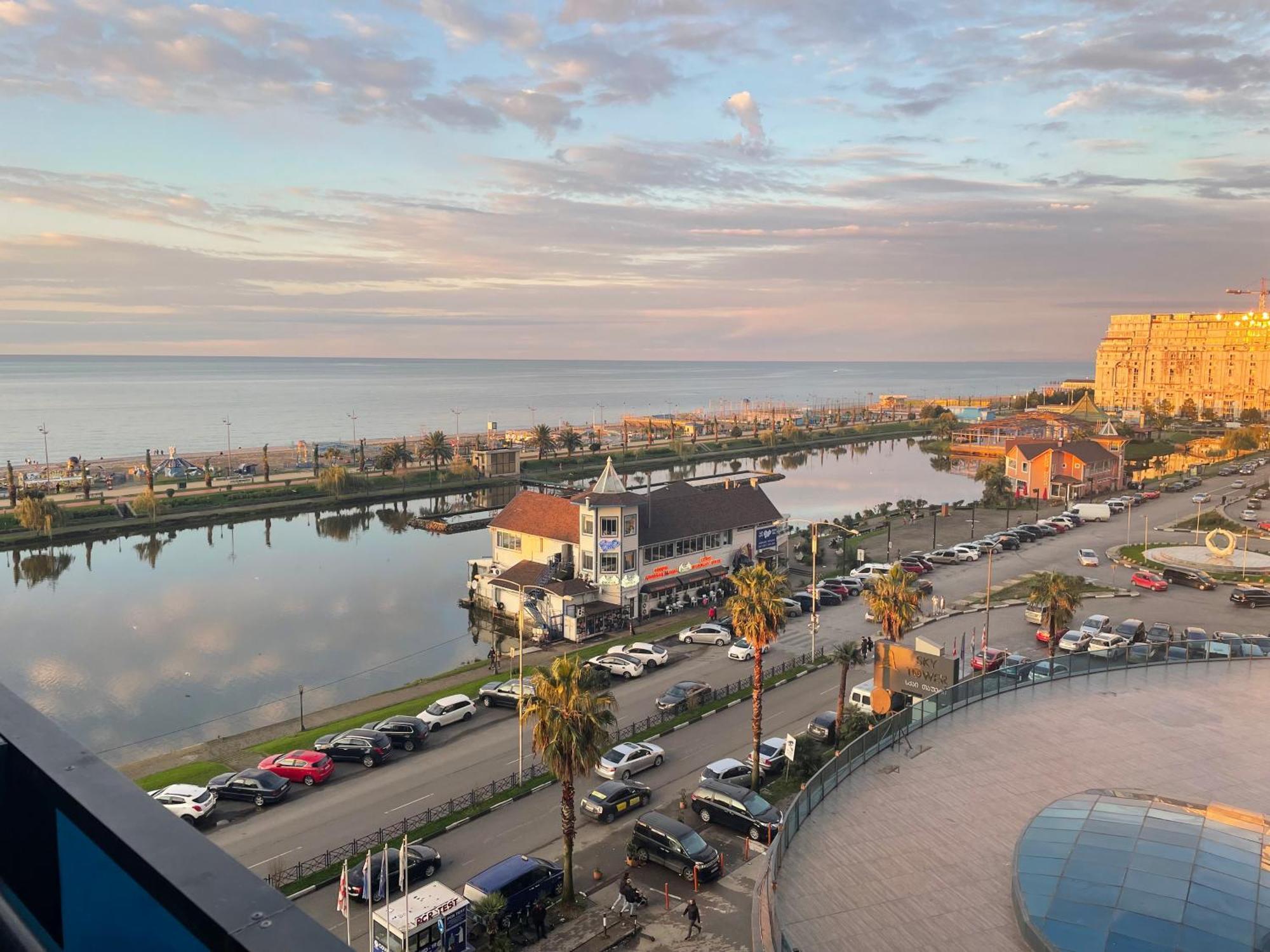 Suites Orbi City Aparthotel Batumi Bagian luar foto