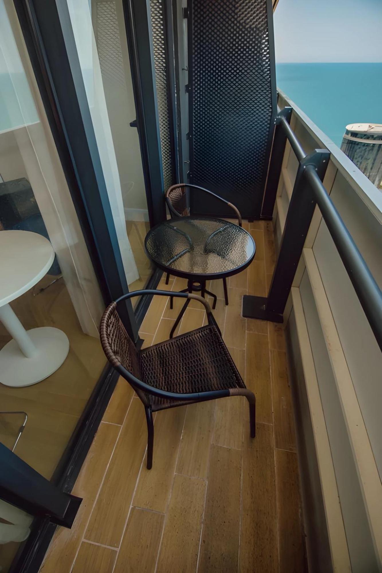 Suites Orbi City Aparthotel Batumi Bagian luar foto