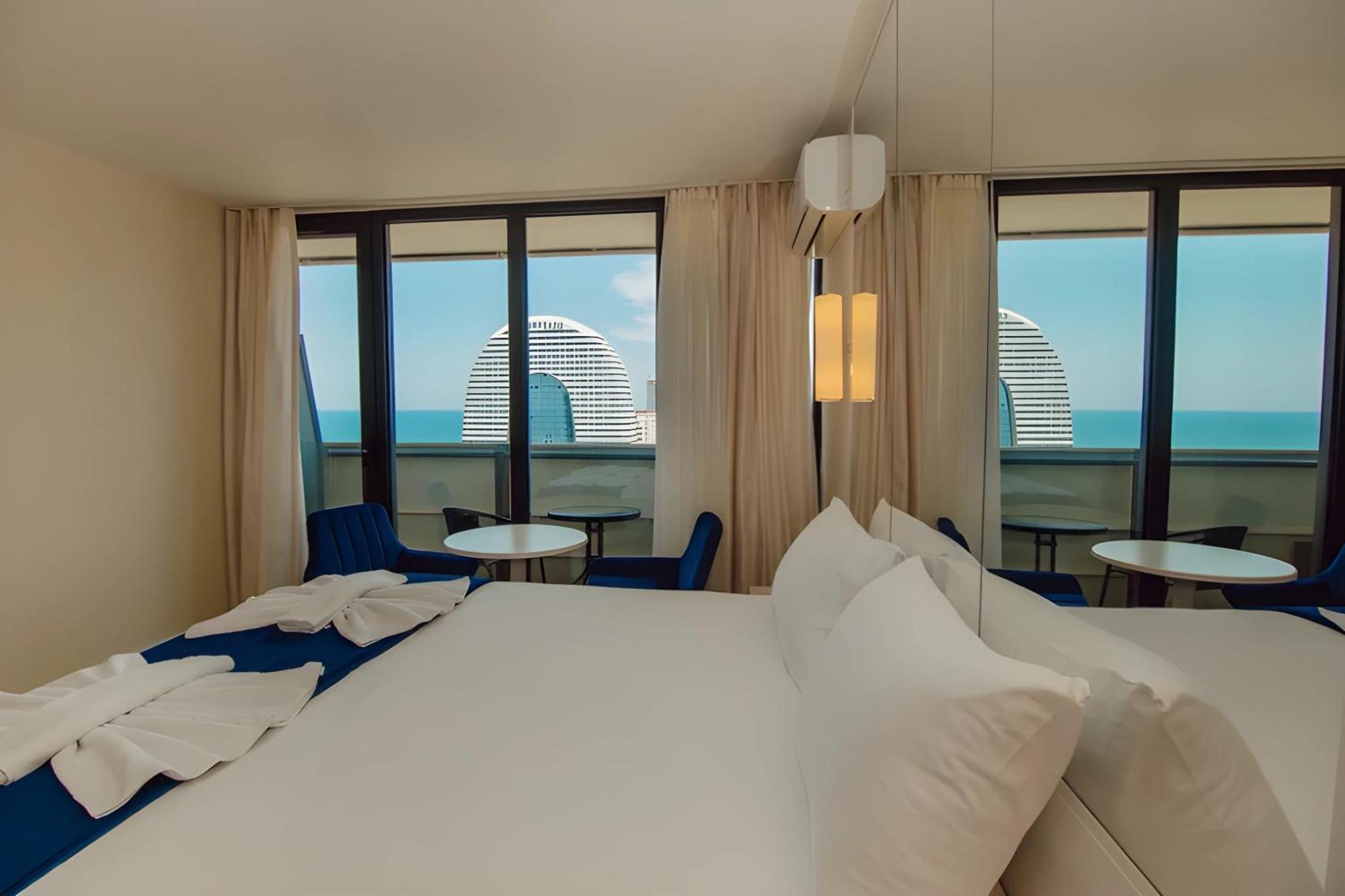 Suites Orbi City Aparthotel Batumi Bagian luar foto